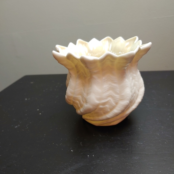 Irish Belleek Neptune Shell Vase - Picture 8 of 8